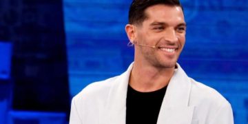 Primo piano Simone Nolasco nello studio di Amici