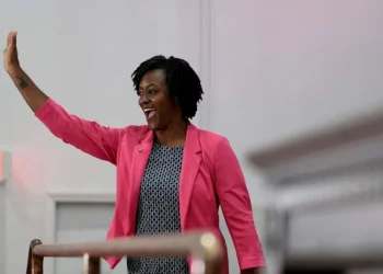 Angie Nixon conquista la candidatura al Senato: la sorpresa delle primarie in Florida