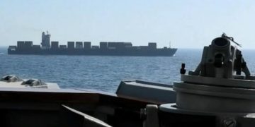 Trump: «Controlliamo Hormuz». Teheran: «Resterà chiuso»