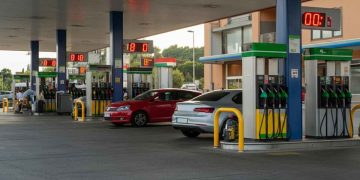 Carburanti e Benzina: il prezzo si stabilizza a 1,826 euro al litro al self-service