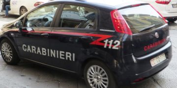 nella foto, un'auto dei carabineri -Milano, soffocato con uno straccio dopo lite: 5 coinquilini arrestati per omicidio