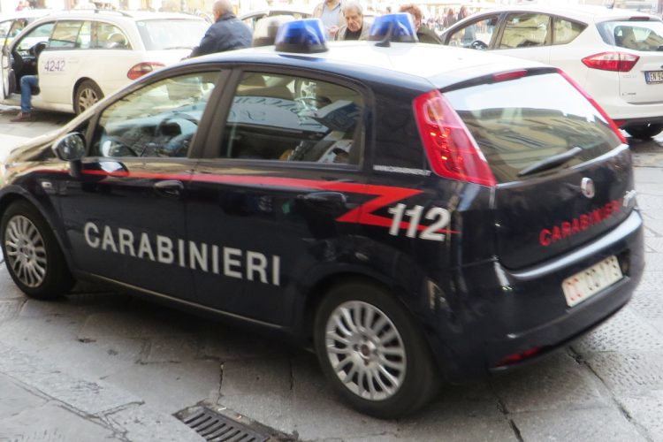 nella foto, un'auto dei carabineri -Milano, soffocato con uno straccio dopo lite: 5 coinquilini arrestati per omicidio