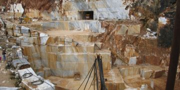 Cave de marmo, Carrara, Massa and Carrara, Tuscany, Italy - panoramio.jpg