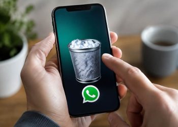 Telefono con cestino di Whatsapp in primo piano