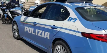Cosenza, spara contro l'ex compagna - nella foto, una macchina della polizia