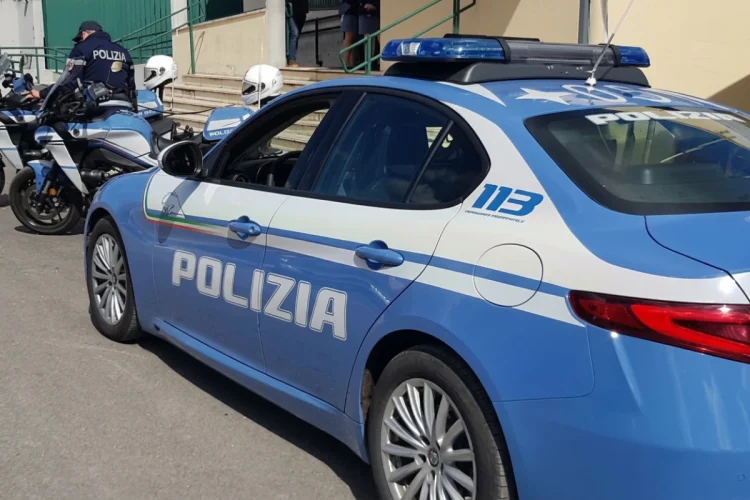 Cosenza, spara contro l'ex compagna - nella foto, una macchina della polizia
