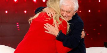 Don Mazzi e Mara Venier si abbracciano