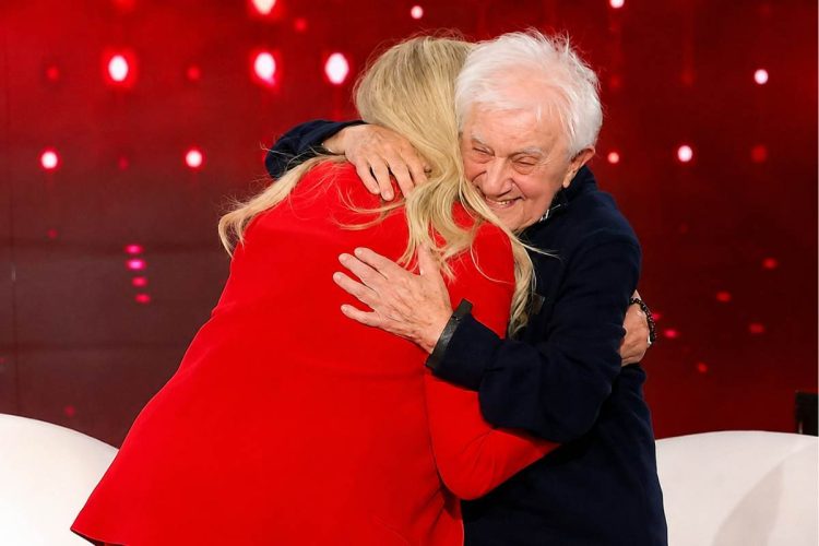Don Mazzi e Mara Venier si abbracciano