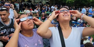 Persone guardano l'eclissi solare a Dallas