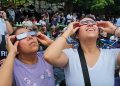 Persone guardano l'eclissi solare a Dallas