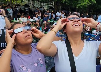 Persone guardano l'eclissi solare a Dallas