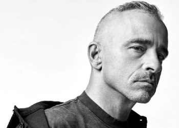Eros Ramazzotti operato alle corde vocali: il cantante annuncia lo stop al tour e il rinvio delle date