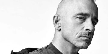 Eros Ramazzotti operato alle corde vocali: il cantante annuncia lo stop al tour e il rinvio delle date