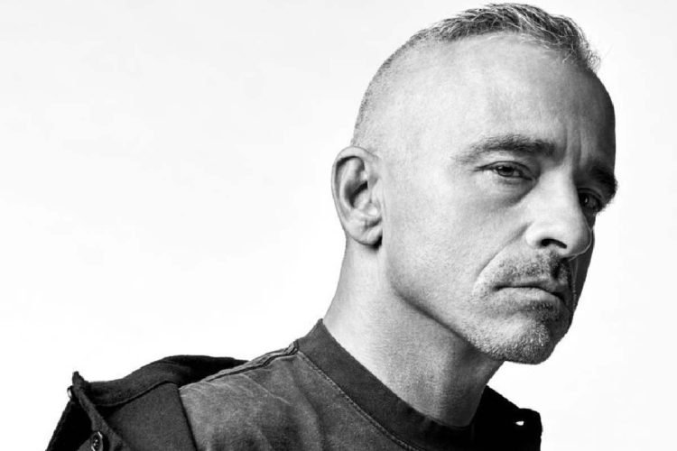 Eros Ramazzotti operato alle corde vocali: il cantante annuncia lo stop al tour e il rinvio delle date