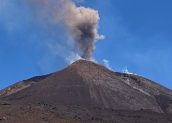 Nube dell'Etna: SAC sospende gli atterraggi a Catania fino alle 19