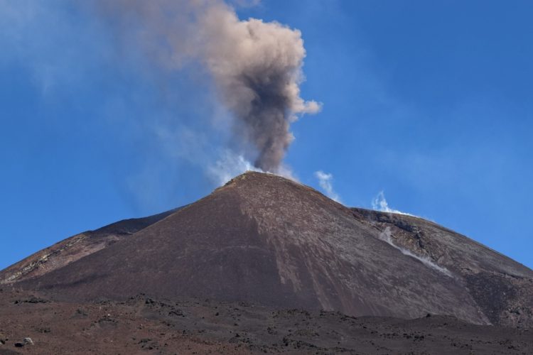 Etna Southeast Crater eruption 2022-05-17.jpg