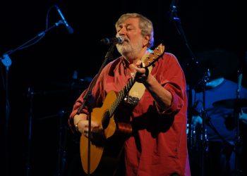 Guccini durante un concerto