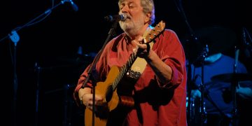 Guccini durante un concerto