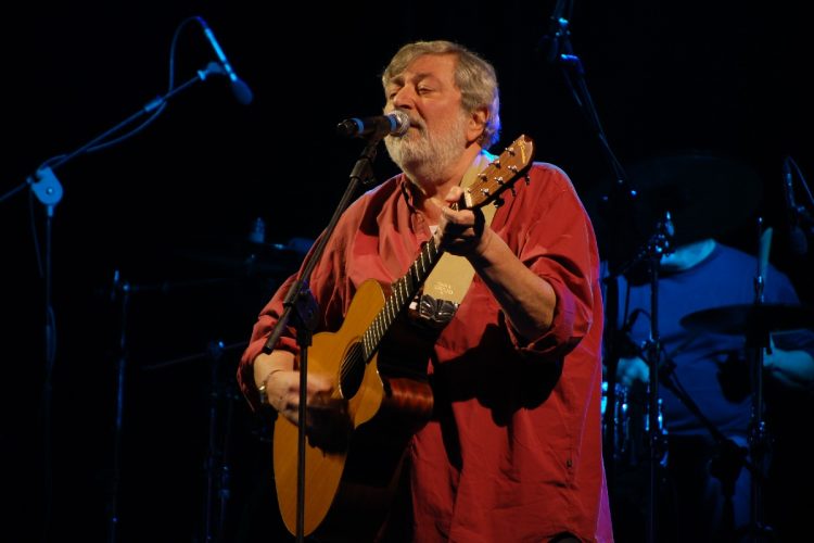 Guccini durante un concerto