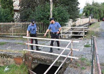 I carabinieri sul luogo dove un'automobilista avrebbe investito deliberatamente un gruppo di ciclisti al termine di una lite
