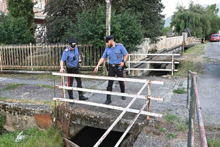 I carabinieri sul luogo dove un'automobilista avrebbe investito deliberatamente un gruppo di ciclisti al termine di una lite