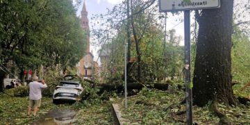 Maltempo devasta l'Italia: danni storici a Cremona, 40 feriti e 800 bloccati in Trentino