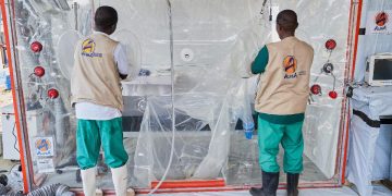 Il personale di un centro per il trattamento dell'Ebola