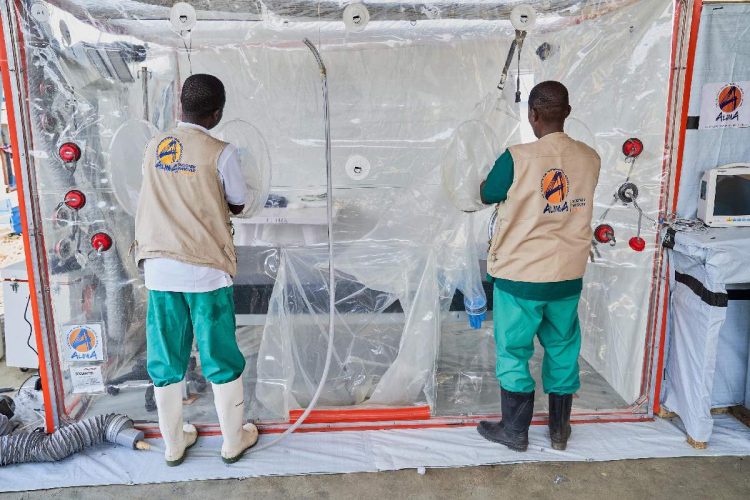 Il personale di un centro per il trattamento dell'Ebola