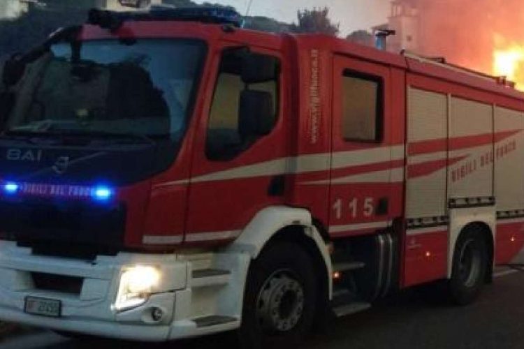 Nella foto: una camionetta dei pompieri