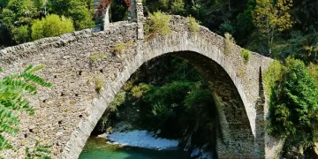 Lanzo Torinese, litiga con i ciclisti e li investe due volte: arrestato 73enne