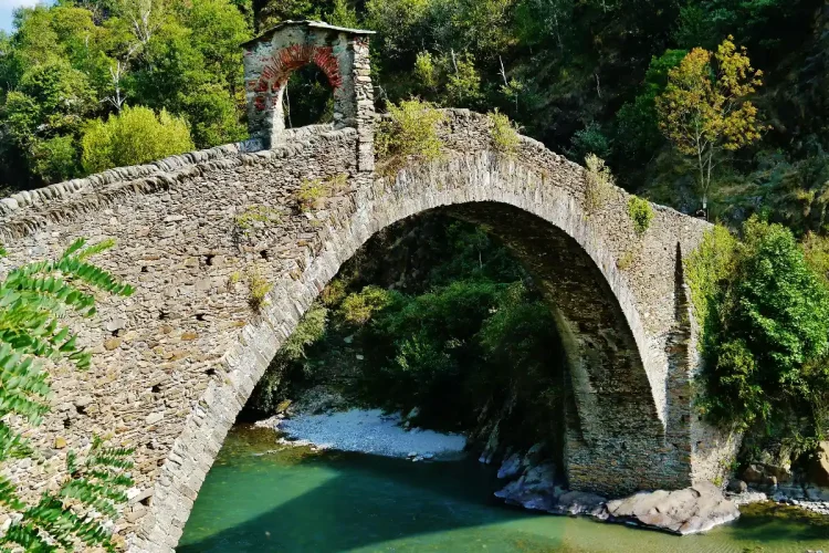 Lanzo Torinese, litiga con i ciclisti e li investe due volte: arrestato 73enne