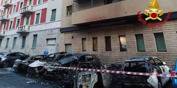 Le auto coinvolte nell'incendio a Milano