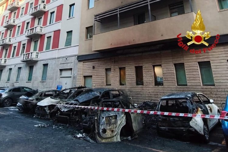 Le auto coinvolte nell'incendio a Milano