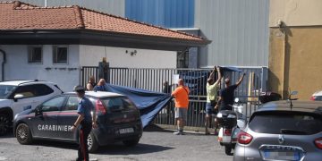 Le forze dell'ordine sul luogo dove un operaio di 44 anni ha perso la vita a Carrara