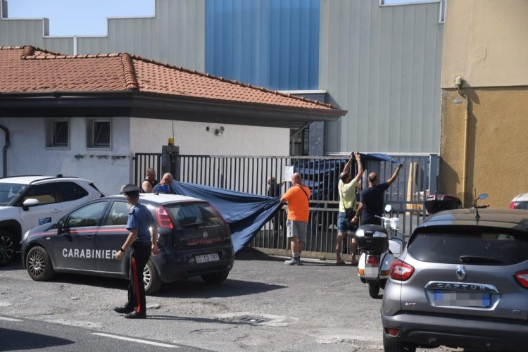 Le forze dell'ordine sul luogo dove un operaio di 44 anni ha perso la vita a Carrara