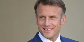 Approvata la legge sul suicidio assistito in Francia - nella foto, Macron atteso a Cotonou per incontro con Wadagni in Bénin