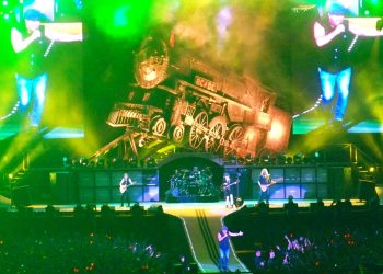 Chris Slade annuncia il ritiro dalla musica: il batterista degli AC/DC, vicino agli ottant'anni, cita problemi di salute