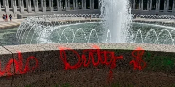 Washington, vandalismo al Memoriale per la seconda guerra mondiale: arrestata una donna