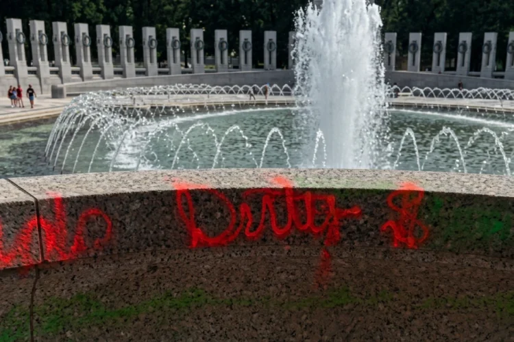 Washington, vandalismo al Memoriale per la seconda guerra mondiale: arrestata una donna