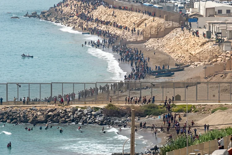 Tetouan, 25 incriminati per traffico migranti verso Ceuta: violenze e danni pubblici