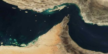Nave cinese forza il blocco USA a Hormuz