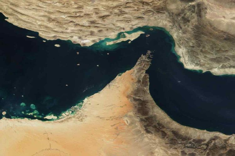 Nave cinese forza il blocco USA a Hormuz