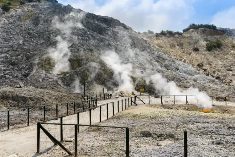 Pozzuoli, cittadini bloccano il porto - nella foto, Pozzuoli
