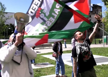 Protesta pro Palestina a Linate, il “muro di coscienza” davanti all’aeroporto - Manifestazione pro Pal