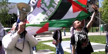 Protesta pro Palestina a Linate, il “muro di coscienza” davanti all’aeroporto - Manifestazione pro Pal