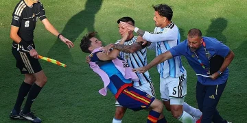Leandro Paredes squalificato per 10 partite dopo la rissa nella finale dei Mondiali 2026 tra Argentina e Spagna.