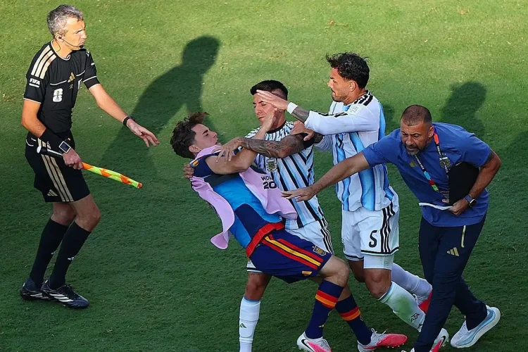 Leandro Paredes squalificato per 10 partite dopo la rissa nella finale dei Mondiali 2026 tra Argentina e Spagna.