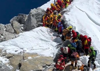 Monte Bianco ed Everest, scalare le grandi vette è la nuova moda social? - nella foto, una coda sull'Everest