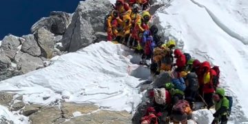 Monte Bianco ed Everest, scalare le grandi vette è la nuova moda social? - nella foto, una coda sull'Everest