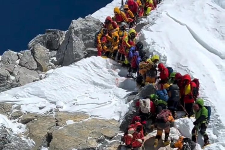 Monte Bianco ed Everest, scalare le grandi vette è la nuova moda social? - nella foto, una coda sull'Everest